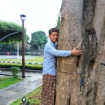 Peluk Pohon, Cara Bupati Kudus Gaungkan Kesehatan Mental